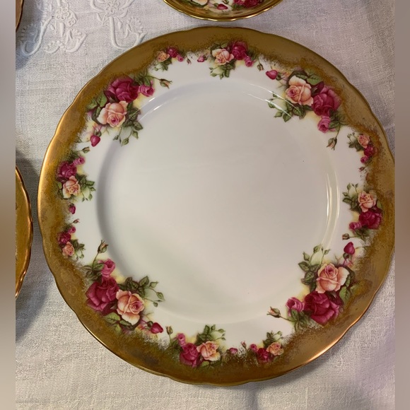 5-piece place setting of ‘Golden Rose’ by Royal Chelsea. - Picture 7 of 16